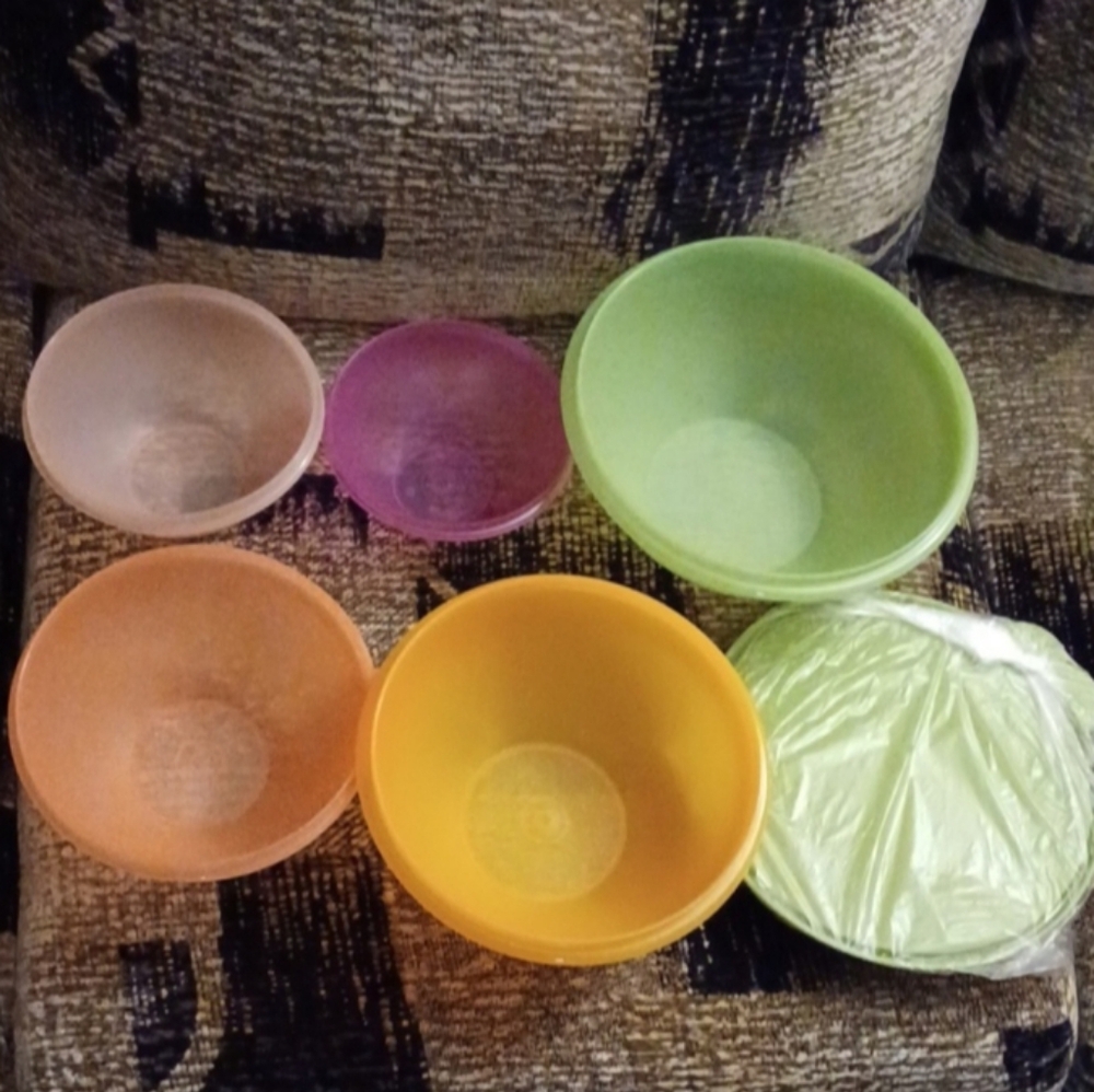 New Tupperware Set Of 5 Colourful Bowls With Lids